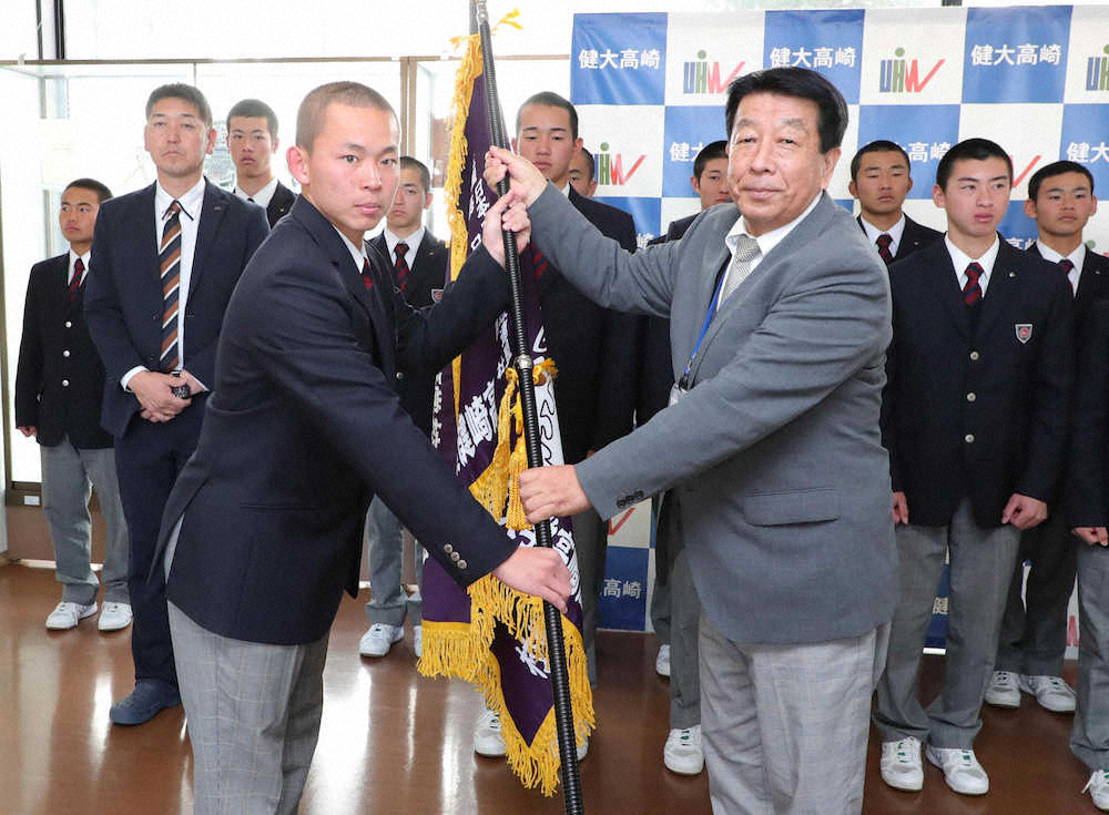 【画像・写真】健大高崎に選抜旗授与　戸丸主将「スペクタクル・ベースボール知らしめたい」
