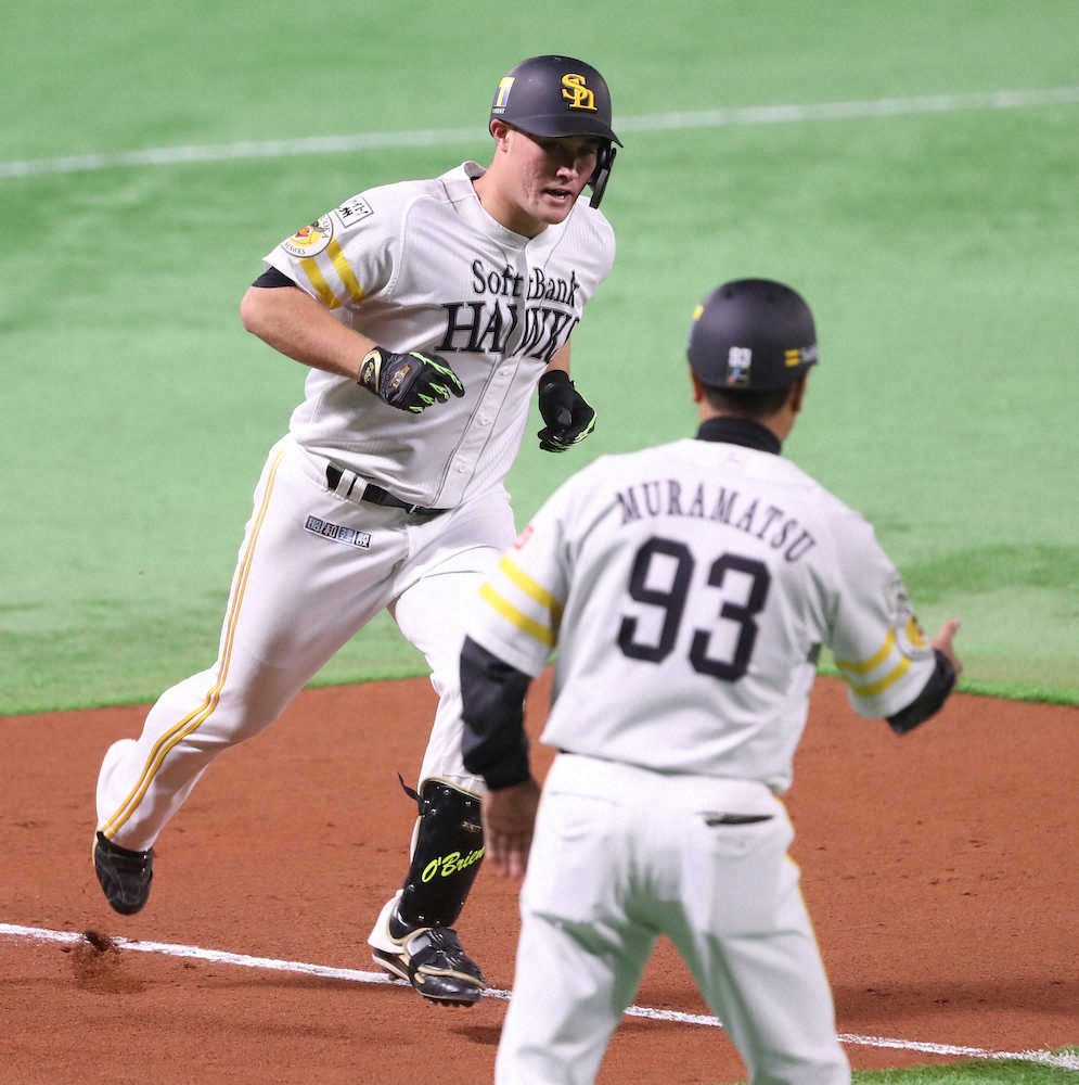 【画像・写真】ソフトB育成・リチャード　紅白戦決勝弾、バックスクリーンへ鋭いライナー「コトイチの打球」