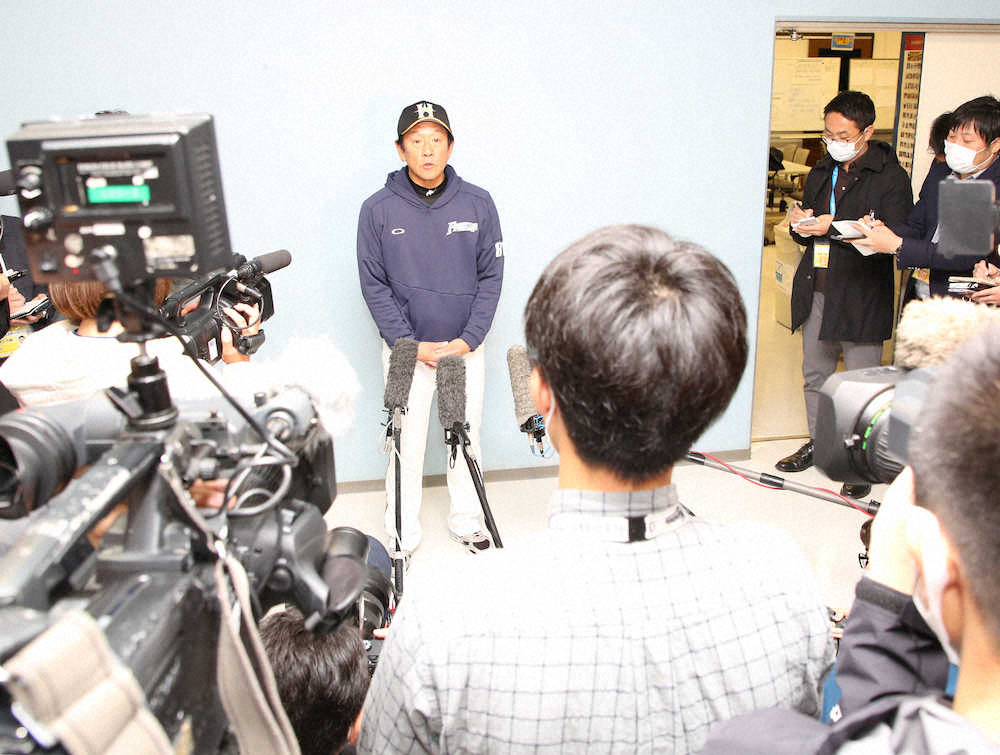 【画像・写真】一定の距離をあけ、記者の質問に答える栗山監督（中央）（撮影・木村　揚輔）