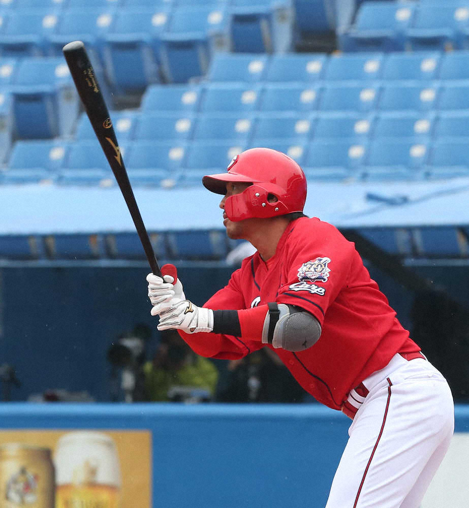 【画像・写真】ヤクルトとのオープン戦の初回無死、センターへ二塁打を放った長野（撮影・西海健太郎）