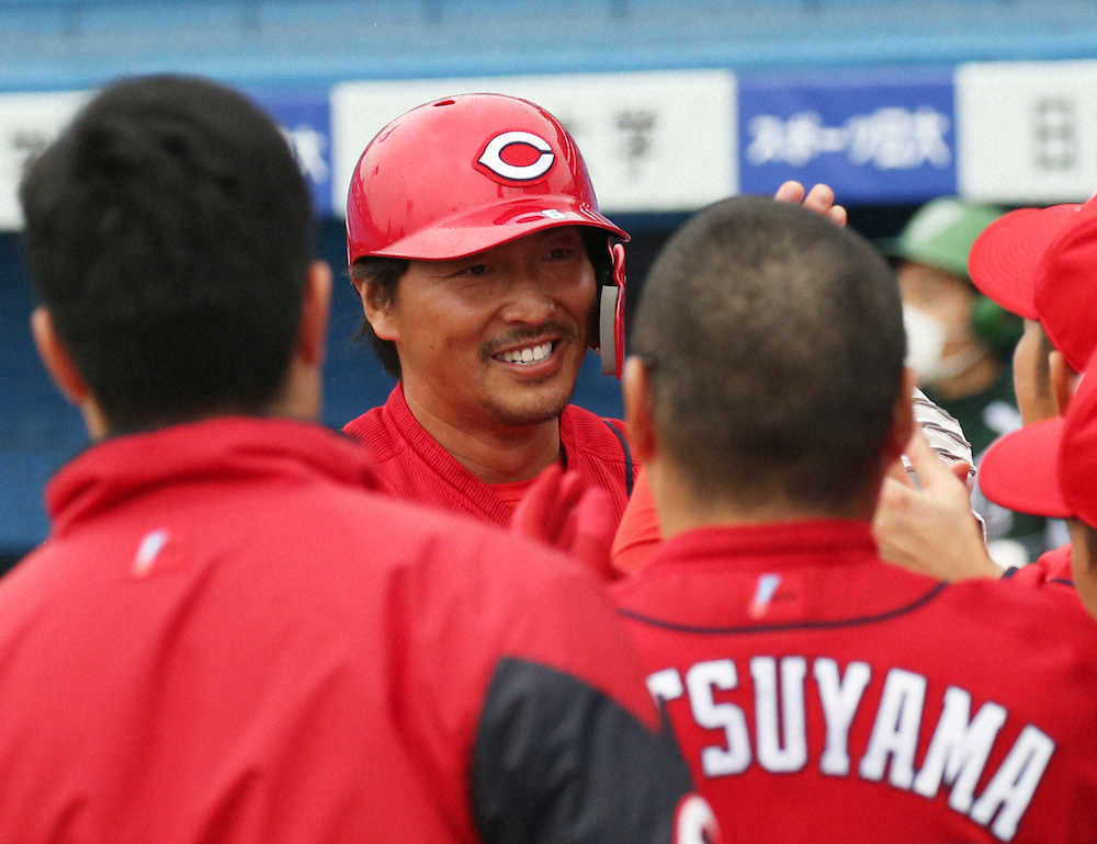 【画像・写真】ヤクルトとのオープン戦の初回無死二塁、ピエラの二塁打で生還した二走・長野はベンチでナインとハイタッチ（撮影・西海健太郎）