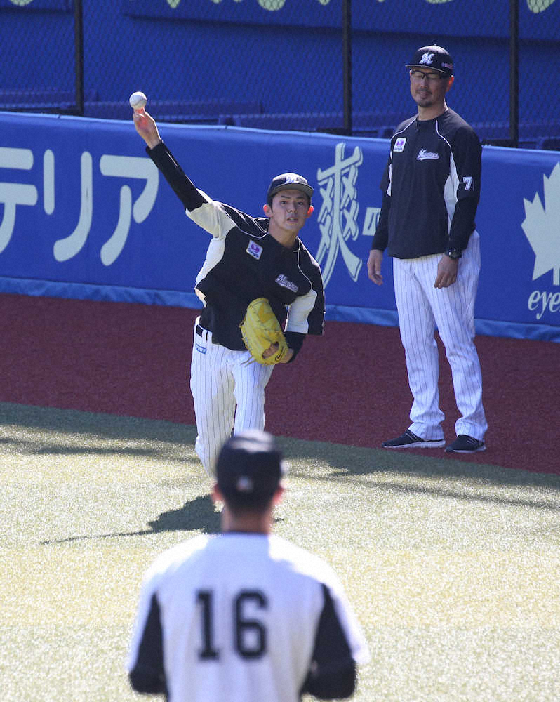 吉井投手コーチの前で投げる佐々木朗（左）（撮影・西海健太郎）