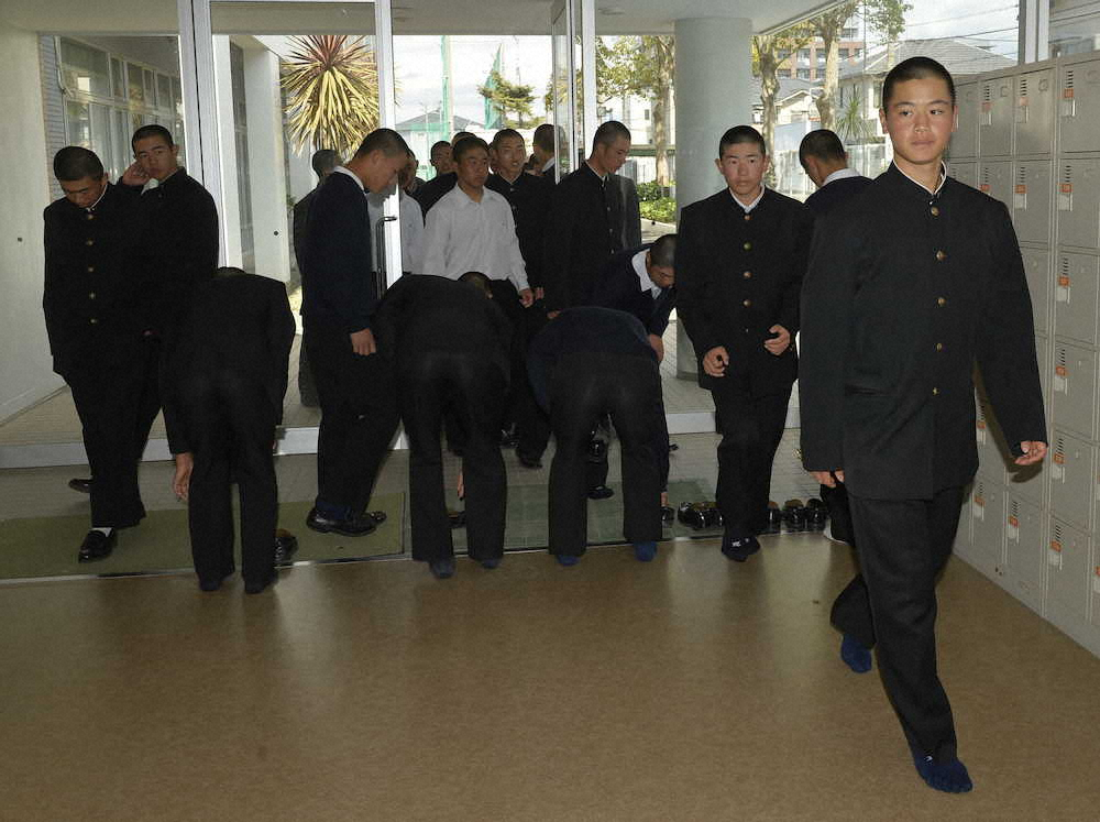 制服姿でミーティングに移動する主将・勝又（右端）ら加藤学園の選手たち
