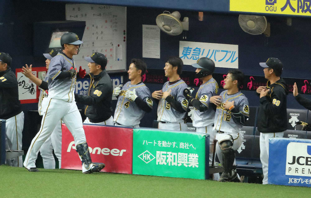 【画像・写真】阪神・途中出場の陽川が逆転3ラン　ゴリラポーズで祝福受ける　