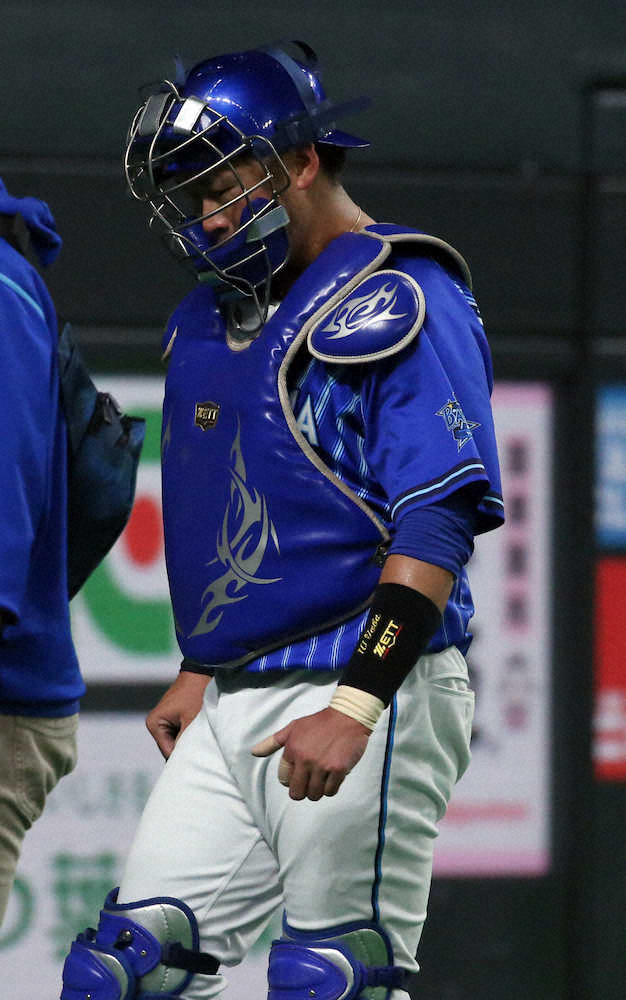 【画像・写真】初回負傷交代のDeNA・戸柱は左手中指打撲、ラミレス監督「回復を待つ」