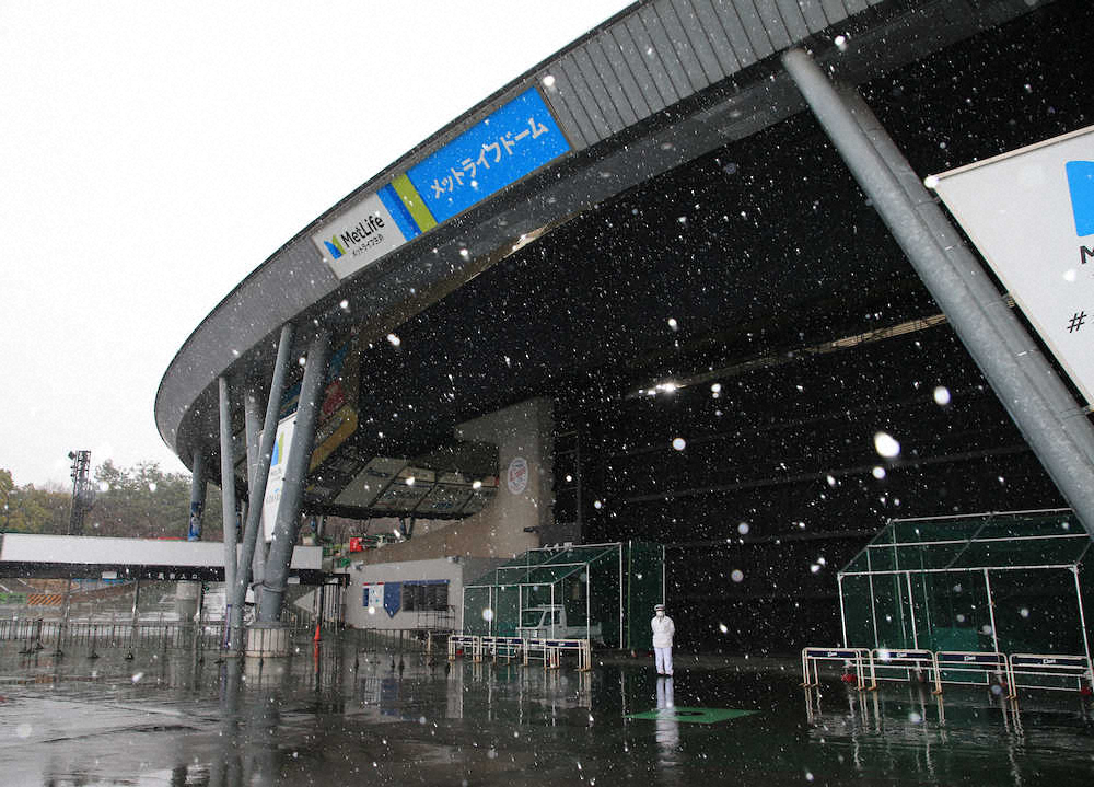 ＜西・ヤ＞メットライフD周辺は試合終了後も雪（撮影・篠原岳夫）