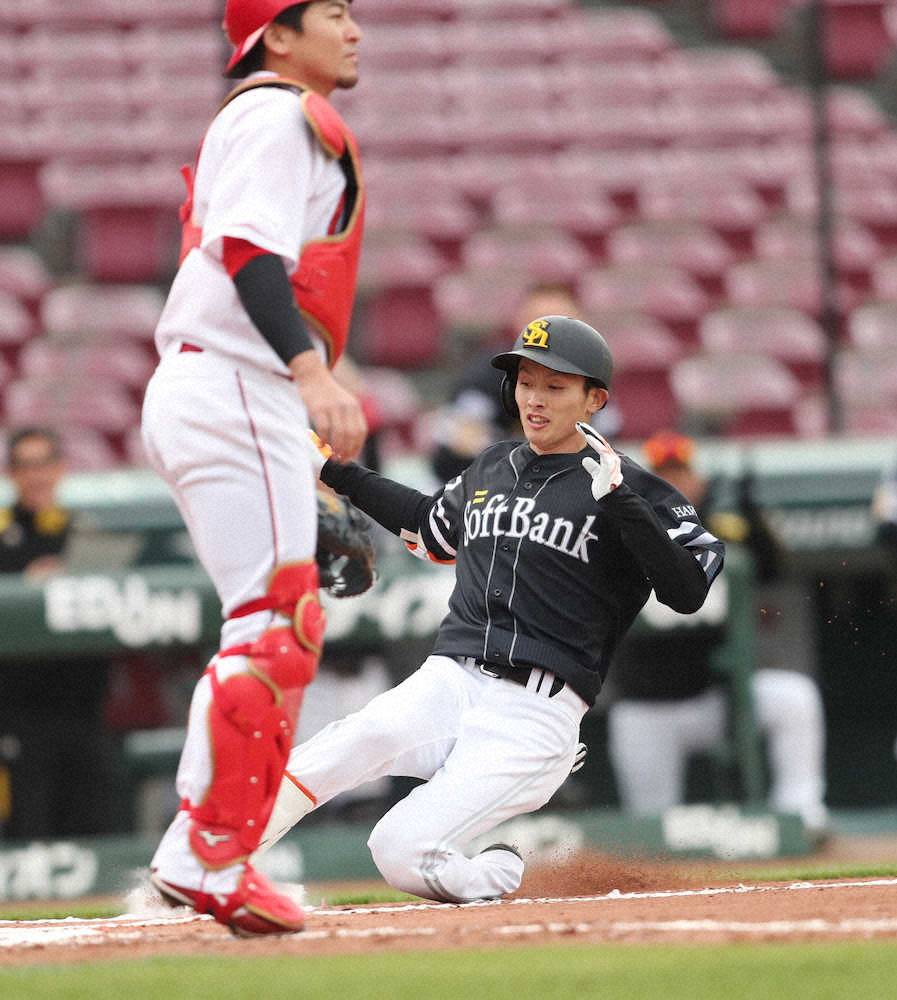 【画像・写真】あっという間に生還！ソフトB周東　小学生以来のランニング弾「しんどいですよ、1周は」