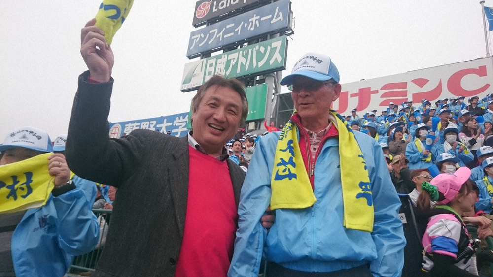 【画像・写真】＜17年センバツ第89回大会1回戦　中村・前橋育英＞母校の応援に駆けつけた元阪急の山沖氏（左）