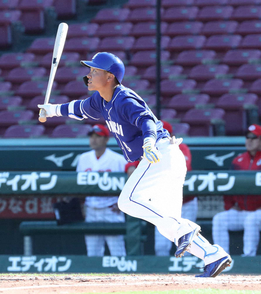 広島との練習試合の7回2死満塁、中日・大島は右中間に適時二塁打を放つ　（撮影・奥　調）