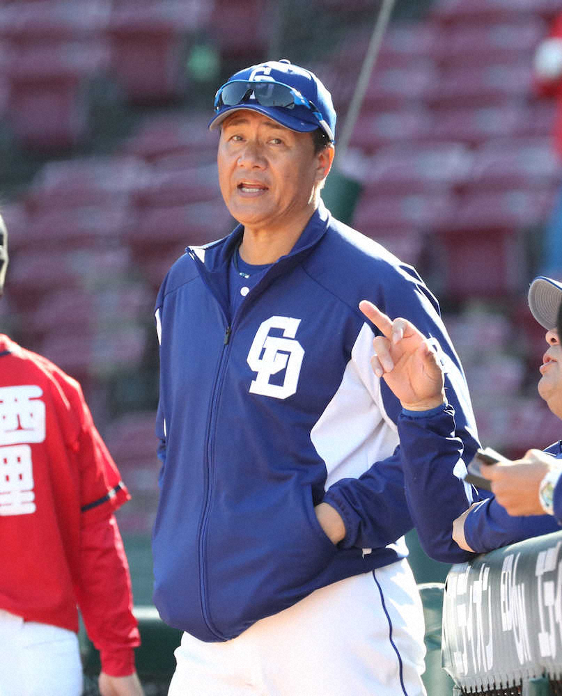 【画像・写真】広島との練習試合、交代を告げにベンチを出る与田監督（撮影・奥　調）