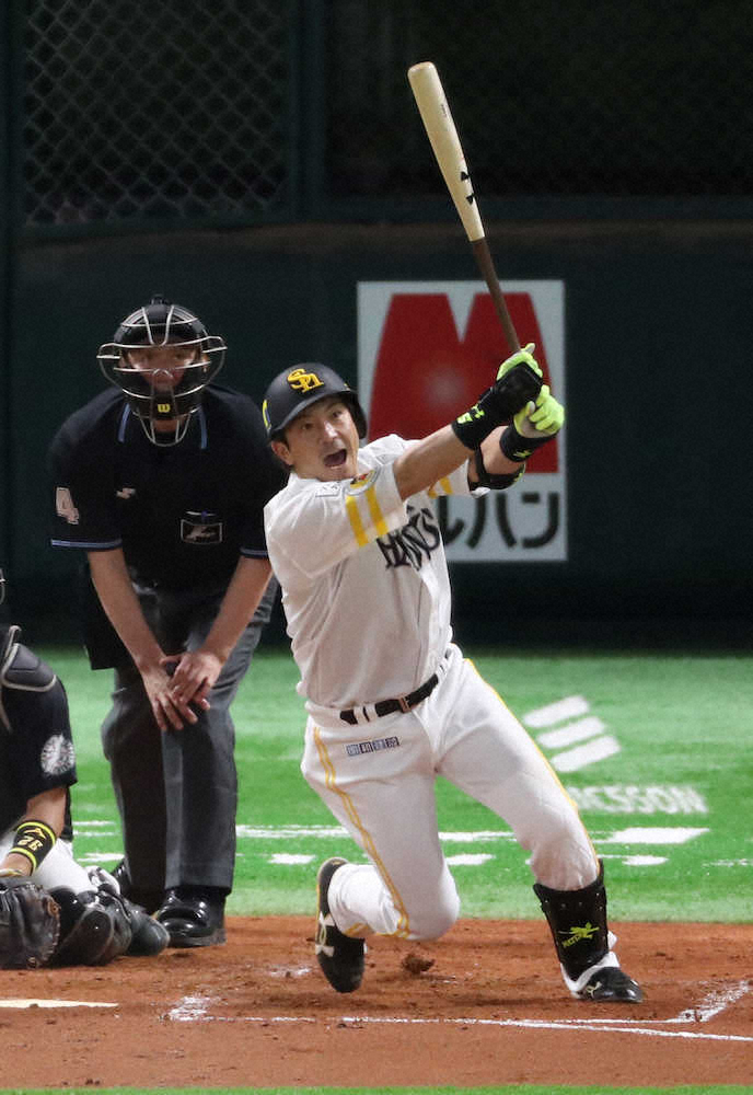 【画像・写真】ロッテとの練習試合の2回無死、左越えにソロを放つソフトバンク・松田宣（撮影・岡田　丈靖）