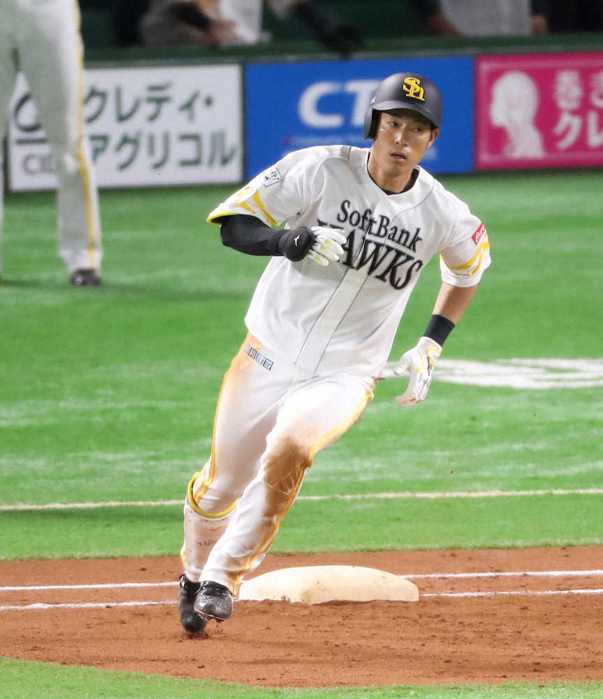 【画像・写真】ロッテとの練習試合の5回2死一、二塁、右翼線2点適時三塁打を放つ上林（撮影・岡田　丈靖）