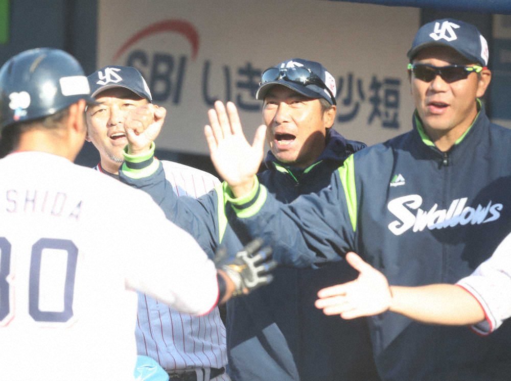 【画像・写真】阪神との練習試合、7回無死、左中間ソロの西田を迎える高津監督（右から2人目）（撮影・大森　寛明）