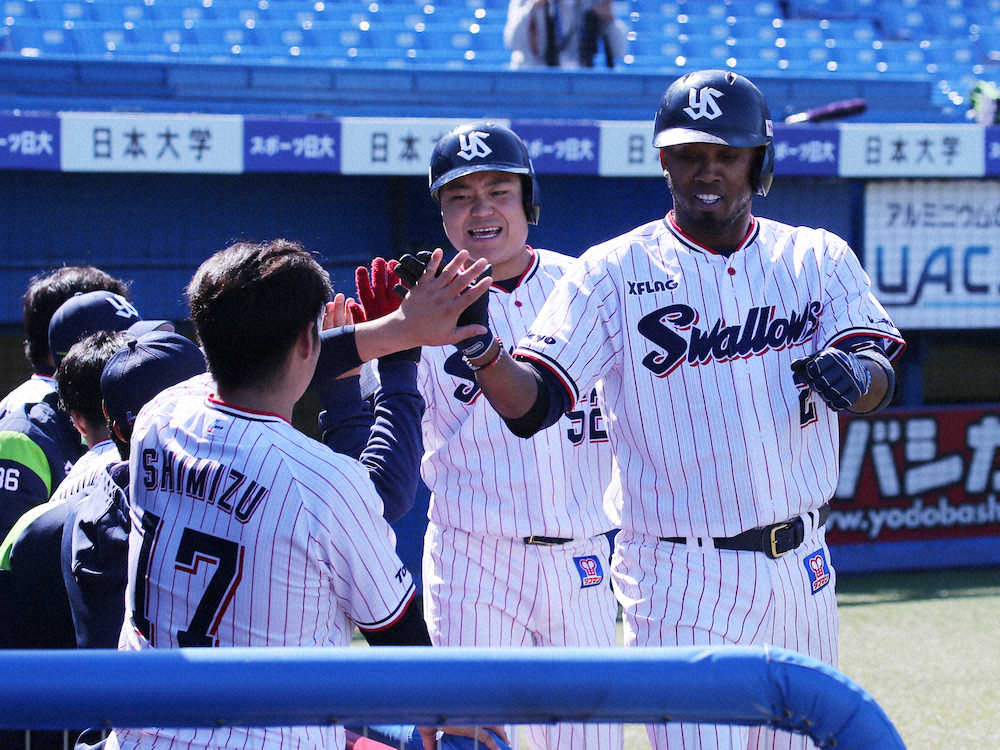 【画像・写真】阪神との練習試合の2回1死一、二塁、生還したエスコバー（右）と中村（右から2人目）はベンチでナインとハイタッチ（撮影・西海健太郎）