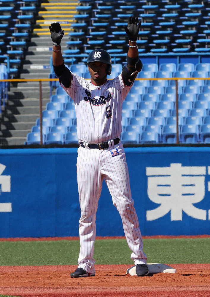 阪神との練習試合、2回1死三塁、レフトへ適時二塁打を放ったエスコバーは喜ぶ（撮影・西海健太郎）