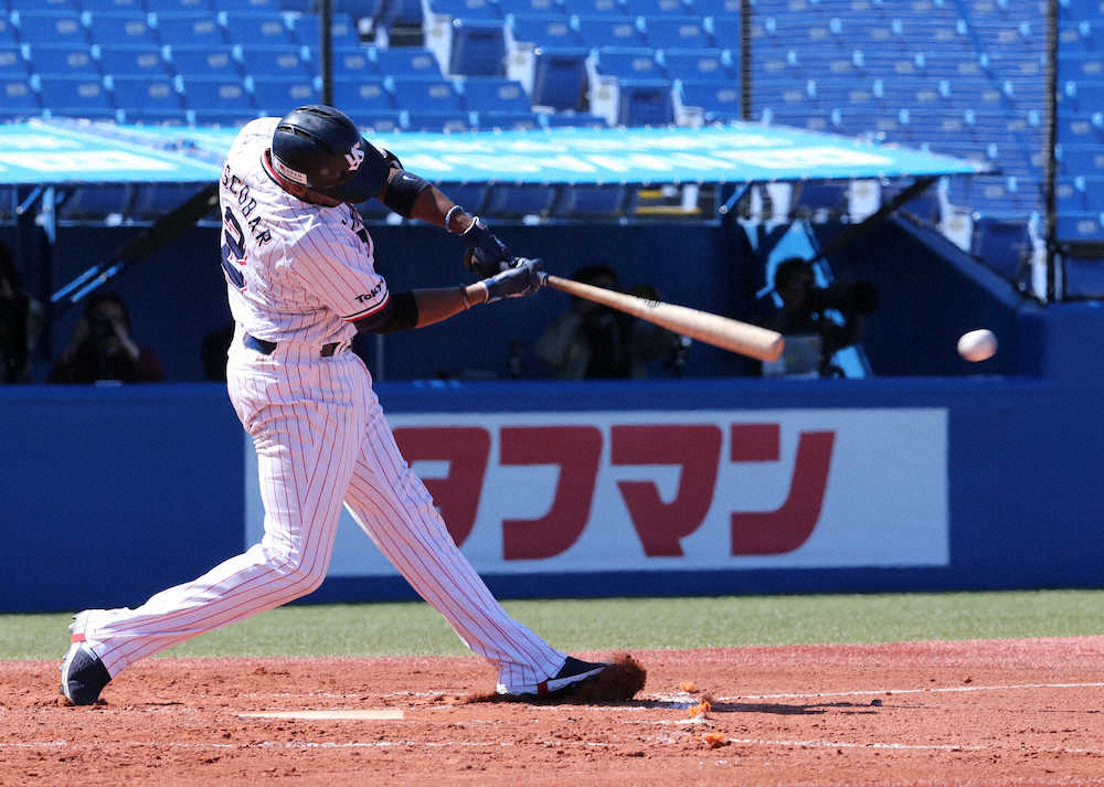 【画像・写真】阪神との練習試合、2回1死三塁、レフトへ適時二塁打を放つエスコバー（撮影・西海健太郎）