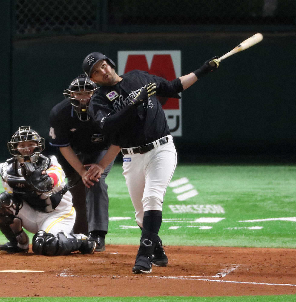 【画像・写真】ソフトバンクとの練習試合の4回無死、左越えにソロを放つレアード（撮影・岡田　丈靖）