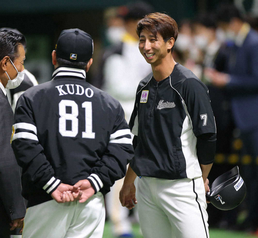 【画像・写真】ソフトバンクとの練習試合前、工藤監督（左）と話すロッテ・福田秀（撮影・岡田　丈靖）