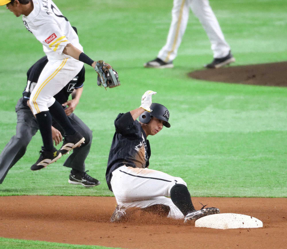 【画像・写真】ソフトバンクとの練習試合の初回無死一塁、一走・福田秀は二盗成功（撮影・岡田　丈靖）