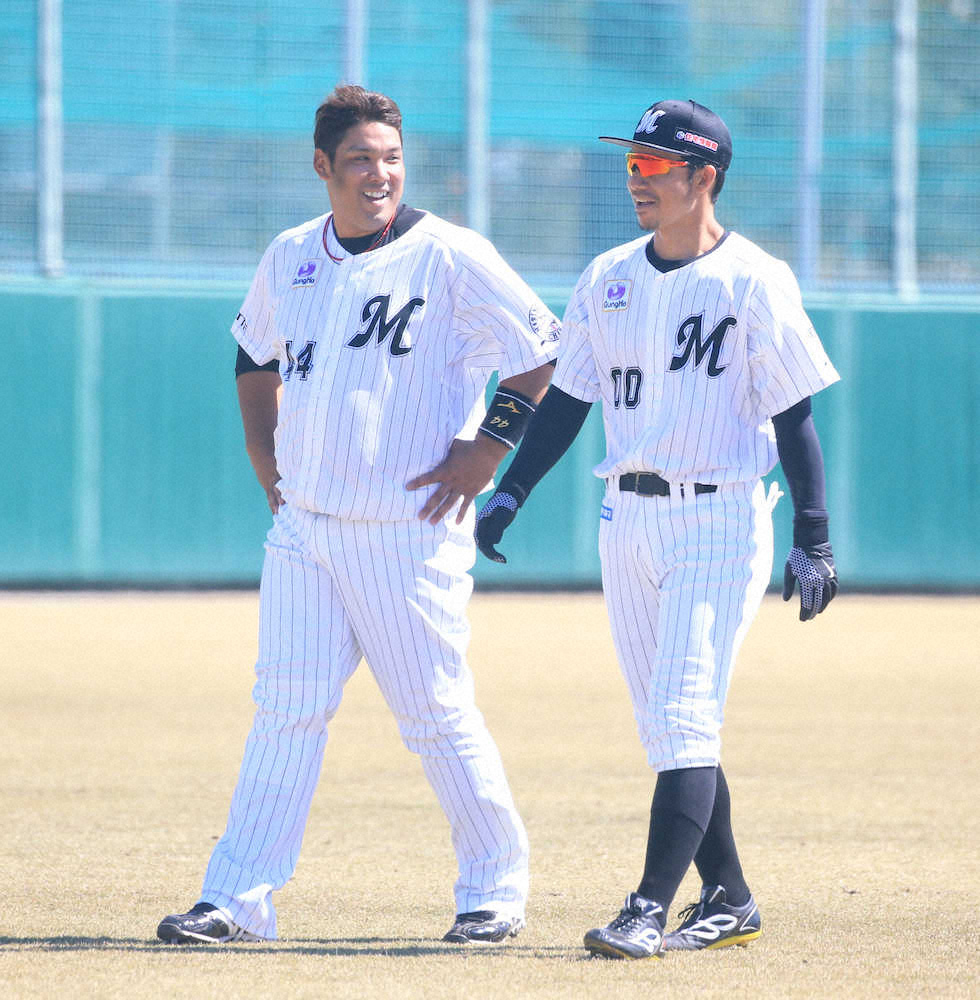 【画像・写真】井上（左）と話をする鳥谷（撮影・西尾　大助）