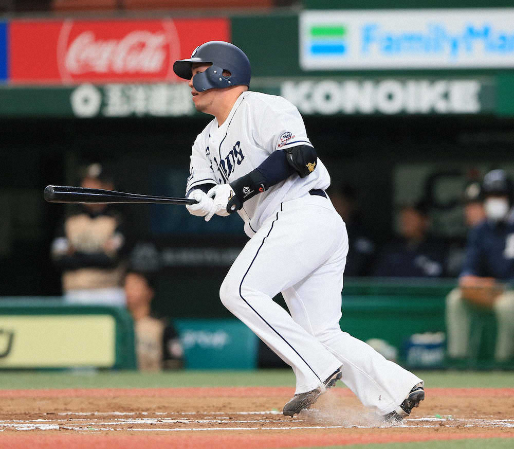 【画像・写真】西武・山川“今季4号”　「調子乗っちゃって」ポーズも披露