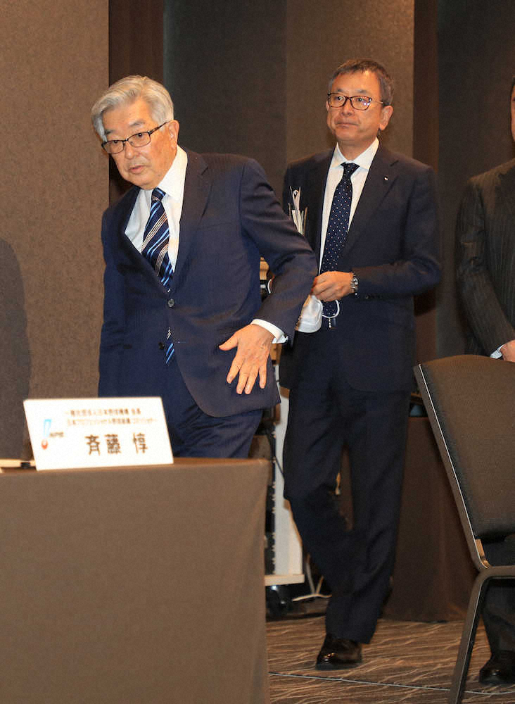 【画像・写真】＜新型コロナ対策連絡会議会見＞連絡会議を終えて会見にい臨むNPB・斉藤コミッショナー（左）とJリーグ・村井チェアマン（撮影・篠原　岳夫）