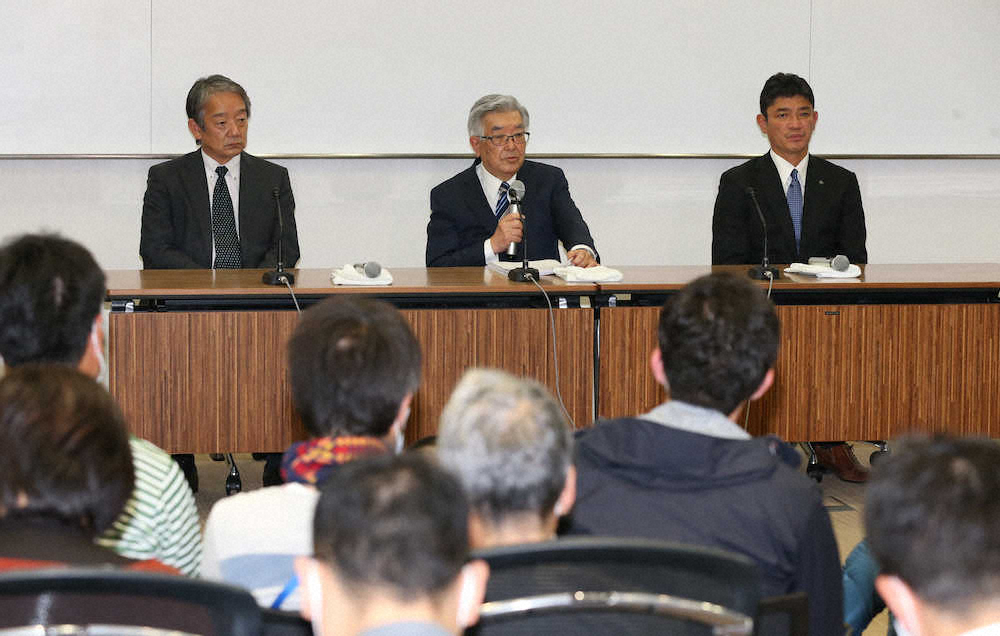 会見する（左から）パ・リーグの横田理事長、斉藤コミッショナー、セ・リーグの三原理事長（撮影・西海健太郎）