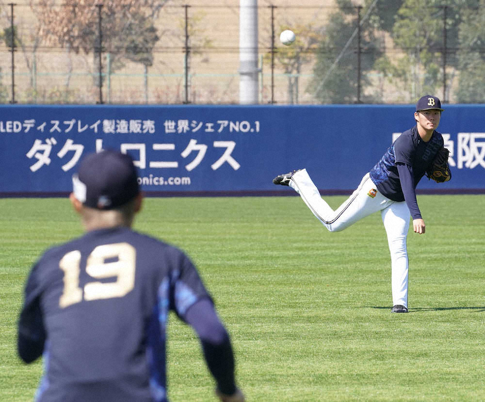 【画像・写真】ともに開幕を爭う山岡泰輔とキャッチボールする山本由伸（撮影・井垣　忠夫）　