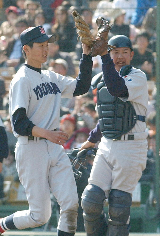 03年のセンバツで明徳義塾を下し喜ぶ横浜・涌井秀章投手（左）と村田浩明捕手のバッテリー