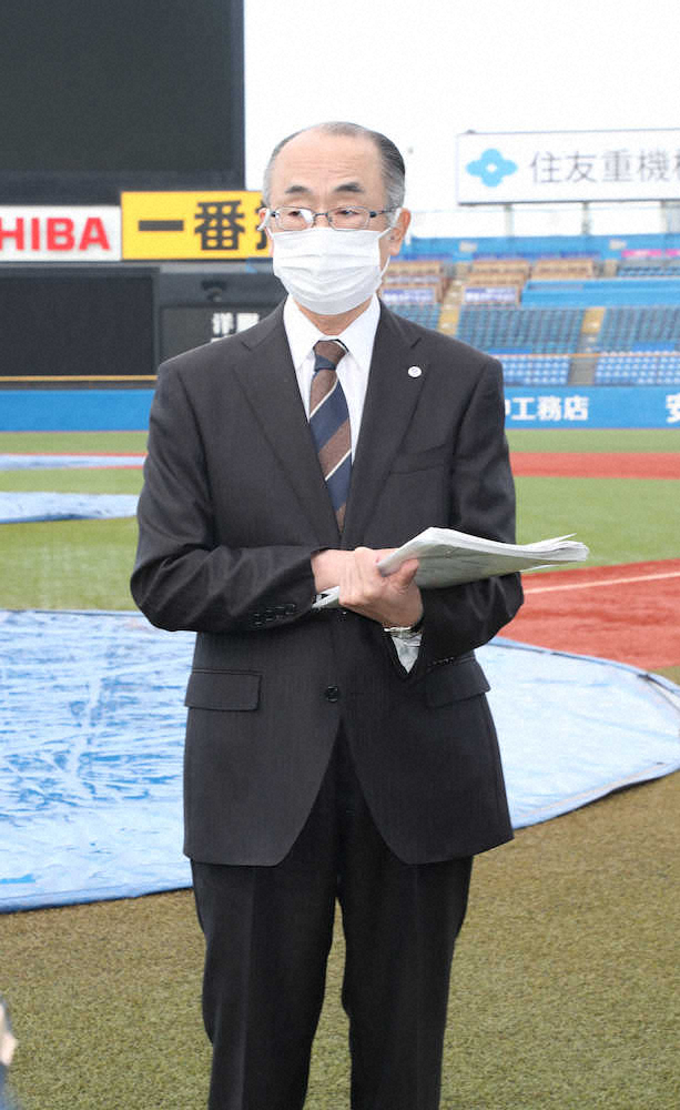【画像・写真】神宮球場のグラウンドで会見する東京六大学野球連盟・井上崇通理事長（撮影・郡司　修）