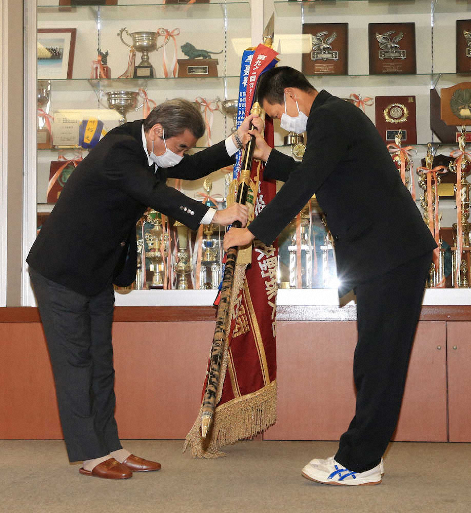 【画像・写真】習志野でセンバツ準優勝旗返還式　角田主将、夏の甲子園へ「全力で向かっていく」