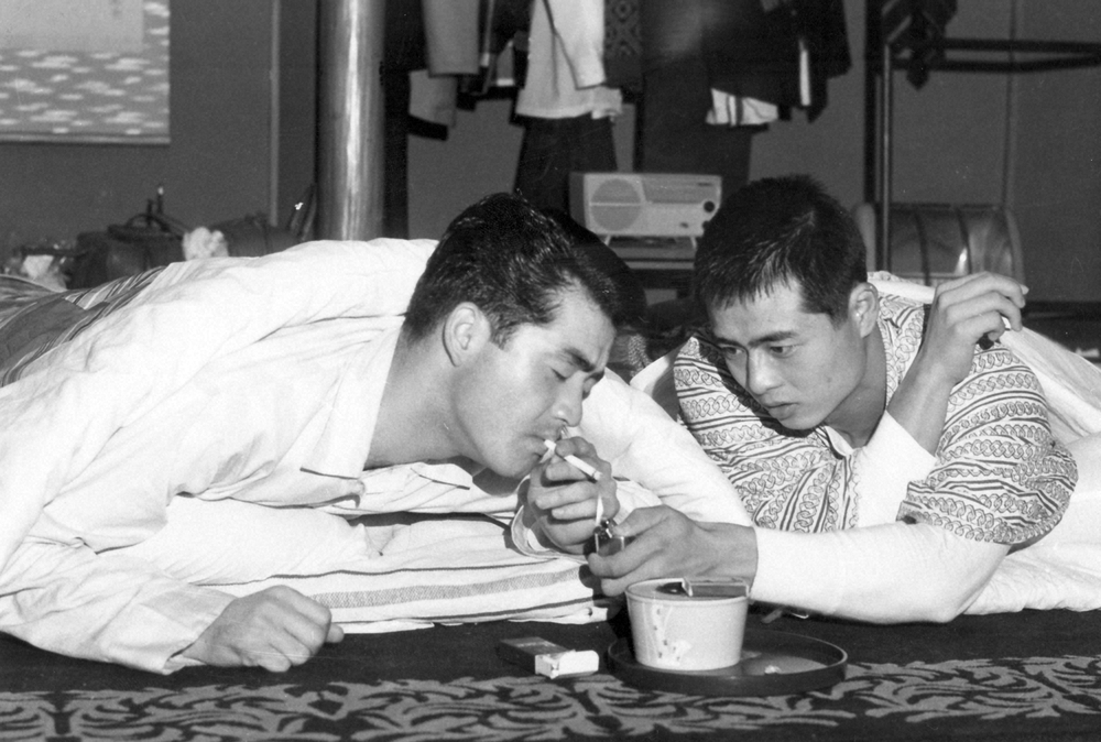 1959年2月7日、長嶋茂雄（左）のタバコに火をつける王貞治