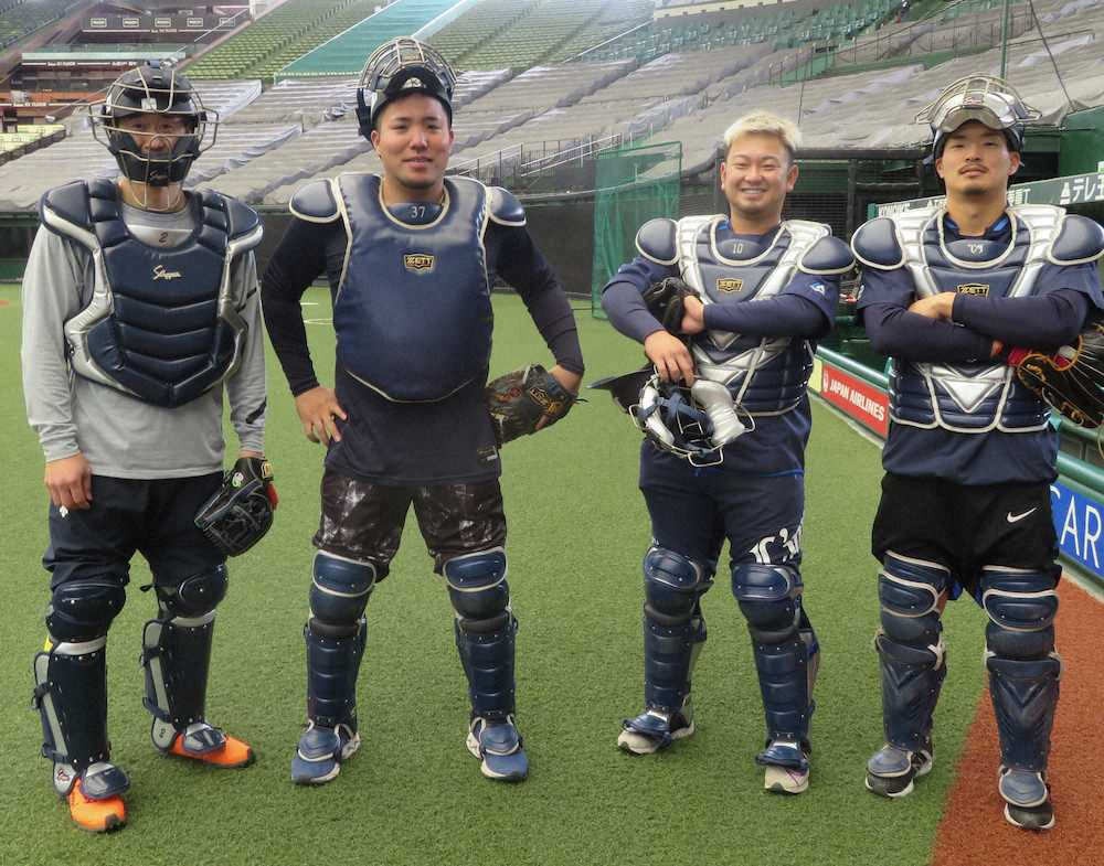 捕手練習を終え笑顔を見せる左から西武・外崎、山川、森、川越　