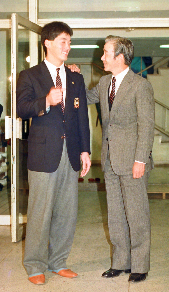 87年にドラフト1位でヤクルトに指名され、関根監督（右）から指名のあいさつを受ける長嶋