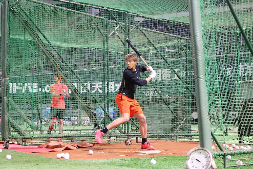 【画像・写真】ソフトB・柳田　11日ぶりフリー打撃で柵越え連発「楽しい」“子供バーベル”効果抜群!