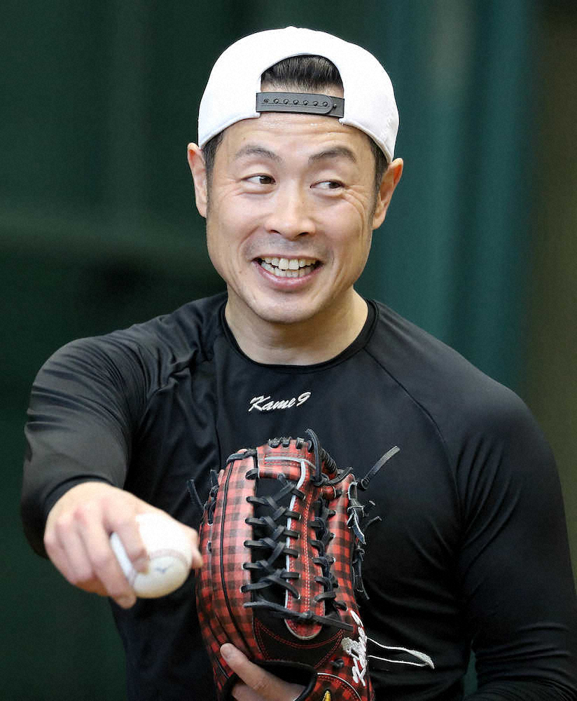 【画像・写真】巨人・亀井が二刀流？異例の投球練習も…トレーニングの一環