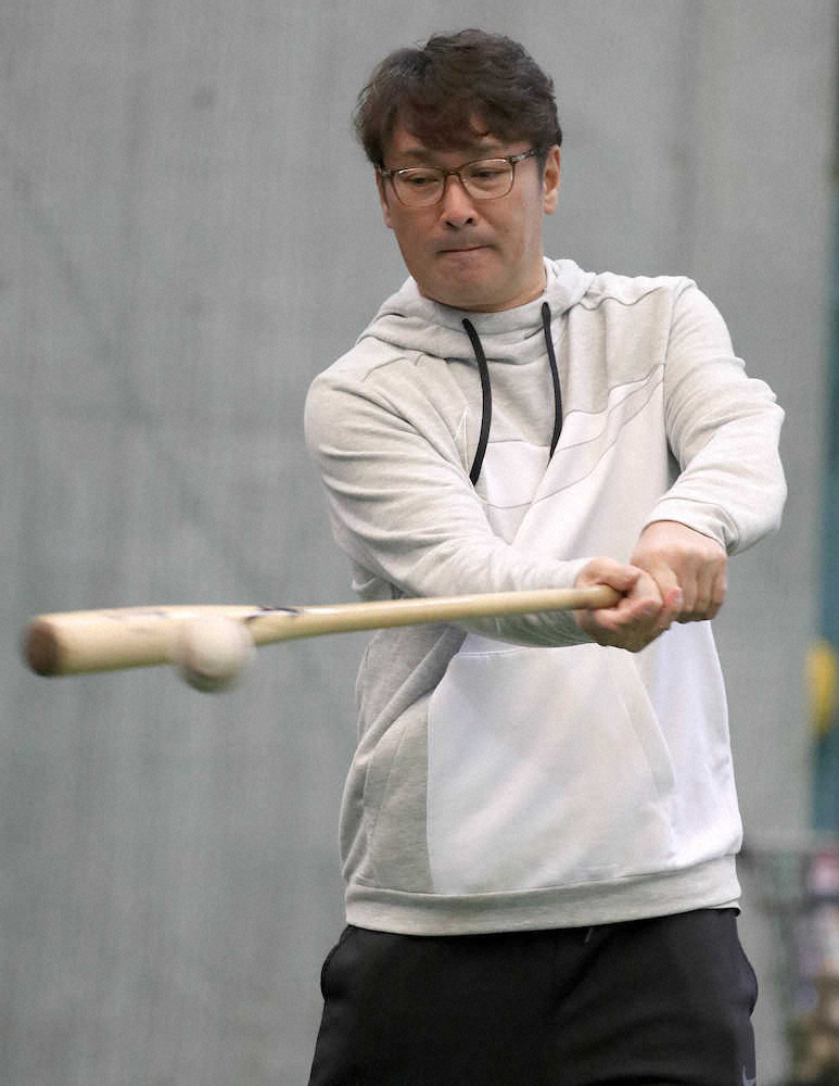 ジャイアンツ球場でノックする巨人・元木ヘッドコーチ