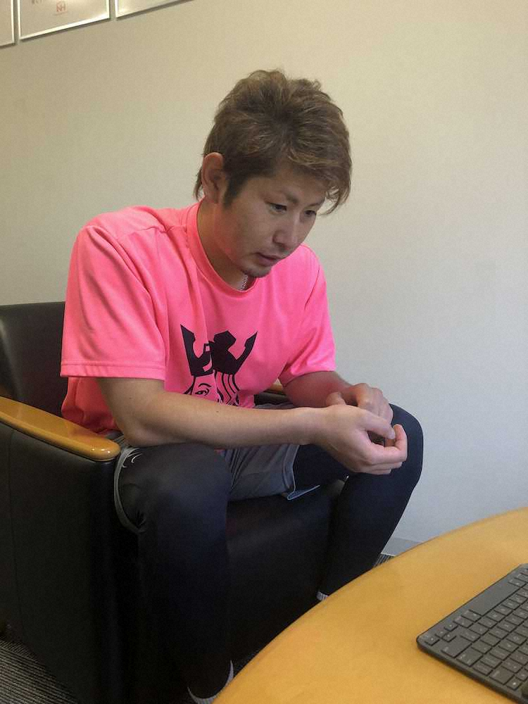 札幌市内の合宿所でインターネット電話「スカイプ」を通じて取材対応する日本ハム・加藤