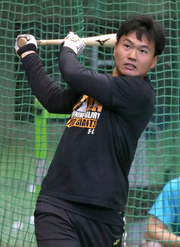 【画像・写真】巨人2年目・山下「色々なことを貪欲に」　キャッチボールや打撃練習で汗