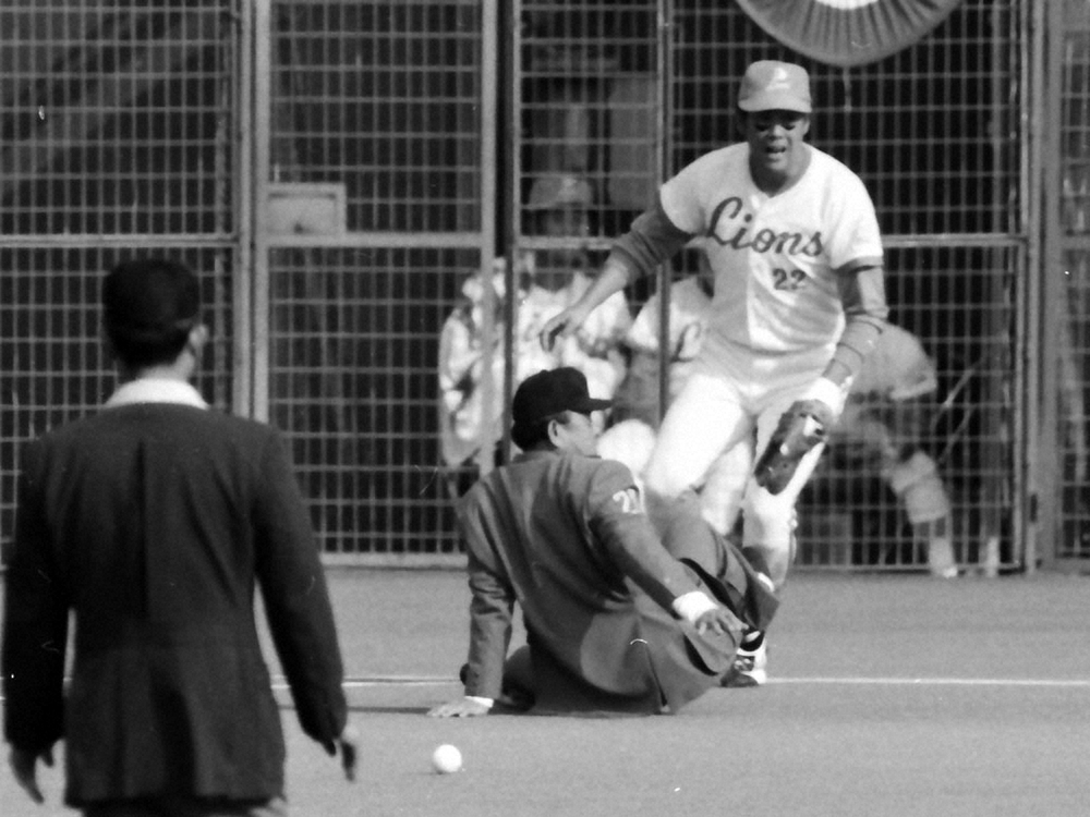 82年日本シリーズ<西武・中日＞平野の打球は一塁手・田淵（右）の脇を抜けるも、村田一塁塁審（中央）の右足に直撃