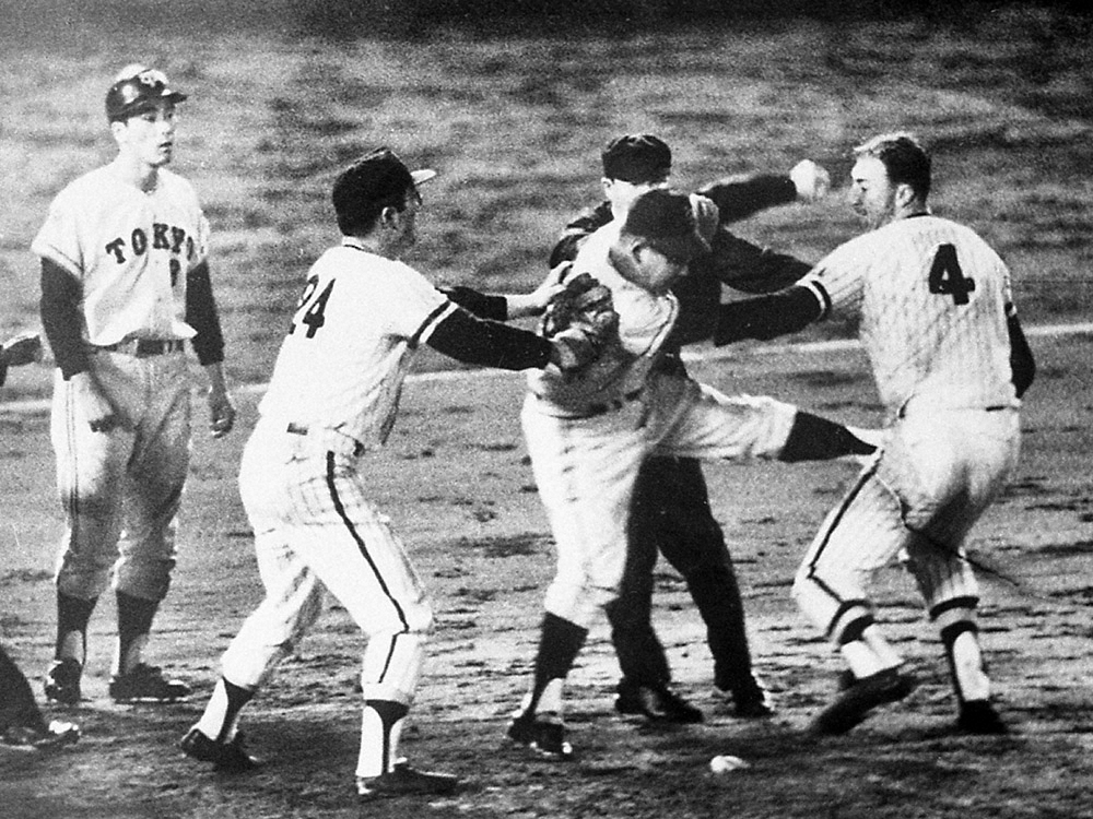68年9月18日<阪神・巨人>巨人・荒川コーチ(右から2人目)から左太ももにキックをもらうバッキー（右端）。この後、荒川コーチの頭を殴打し右手親指を骨折