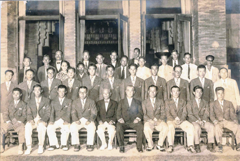 1940年7月、甲子園ホテルで開かれた満州遠征壮行会。最前列左から4人目が松木謙治郎監督。1人おいて松方正雄球団会長、若林忠志助監督=若林忠晴氏所蔵=