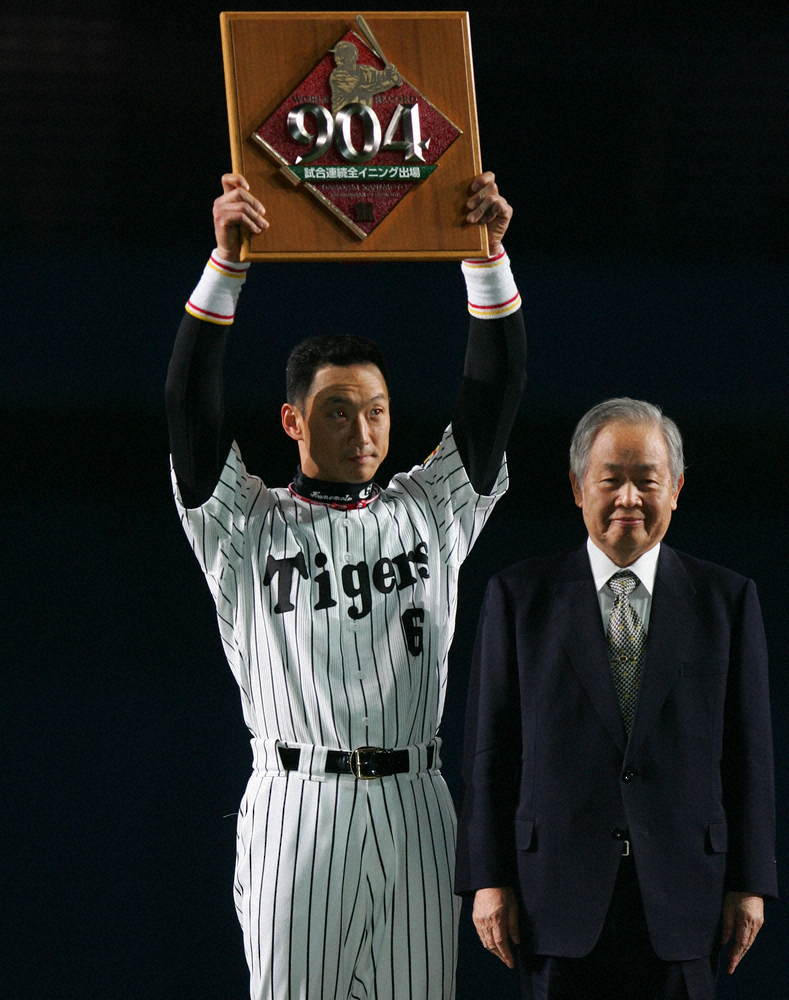 2006年04月10日、連続試合全イニング出場を９０４試合と世界新記録を達成し、セレモニーで手塚昌利オーナー（右）から記念プレートを受け取り、高々と掲げる阪神・金本知憲外野手