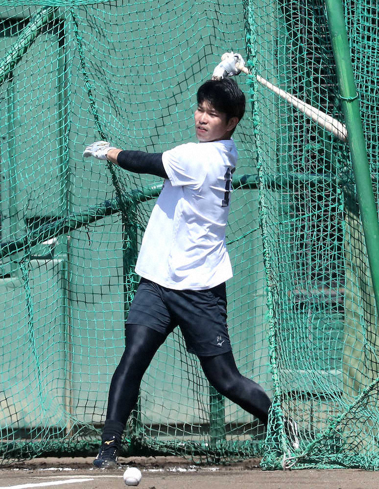 【画像・写真】巨人・大城が打撃練習「今できることに取り組んでいきます」、山本は後輩・岡本に助言求め修正