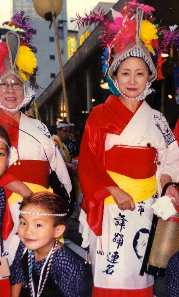 ねぶた祭りに参加した祖母・美津子さん（右）と木浪