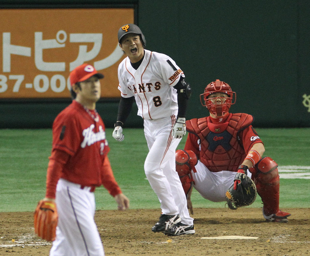 ８回１死満塁、広島・高橋（左）から逆転満塁弾を放ち雄叫びをあげる巨人・谷