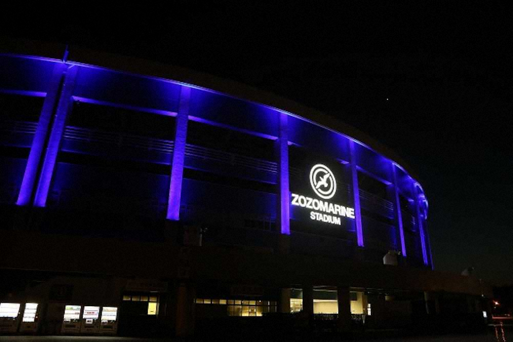 青色一色でライトアップされたZOZOマリンスタジアム