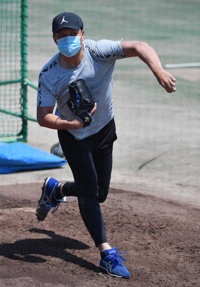 【画像・写真】中日・大野雄　自宅でバレエ教室通う娘と一緒にストレッチ「三日坊主の僕だけど」