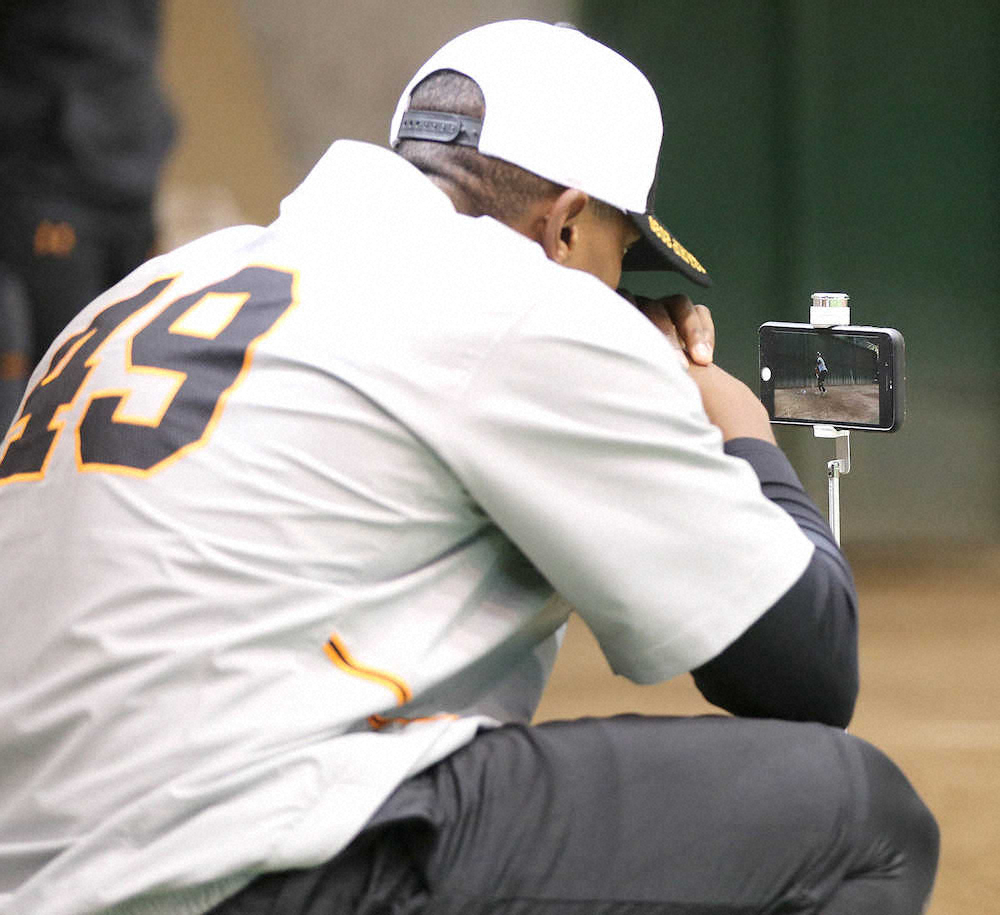 【画像・写真】スマホで撮影した自身のシャドーピッチングの動画を見て、投球フォームをチェックする巨人・ビエイラ