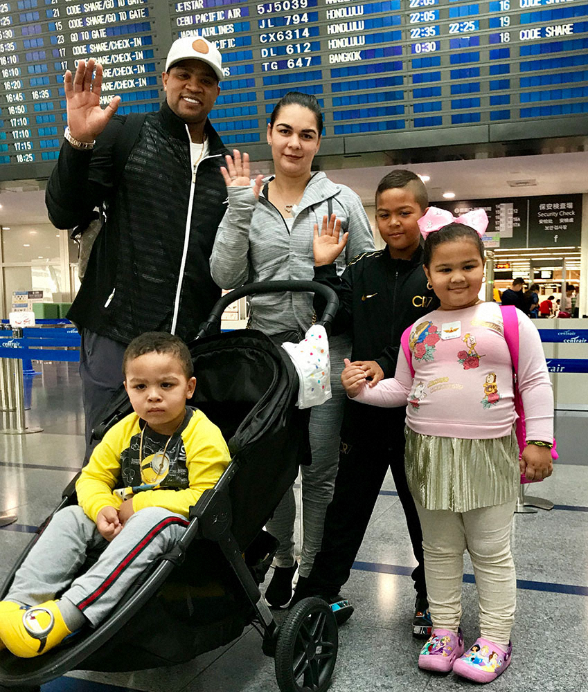 2018年10月、家族とともに離日したビシエド（左）